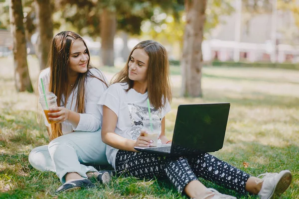 Meninas com um laptop — Fotografia de Stock