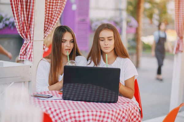 Τα κορίτσια με ένα φορητό υπολογιστή — Φωτογραφία Αρχείου