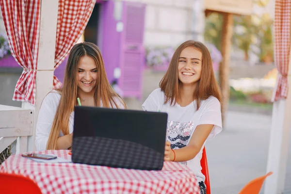 Las niñas con un ordenador portátil —  Fotos de Stock