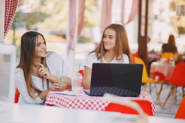 Las niñas con un ordenador portátil —  Fotos de Stock