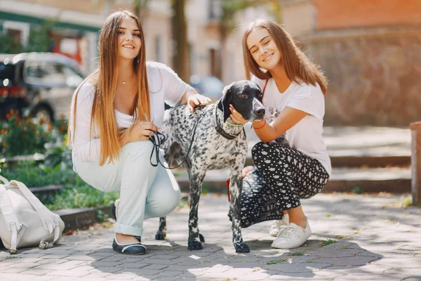 Meninas com cão — Fotografia de Stock