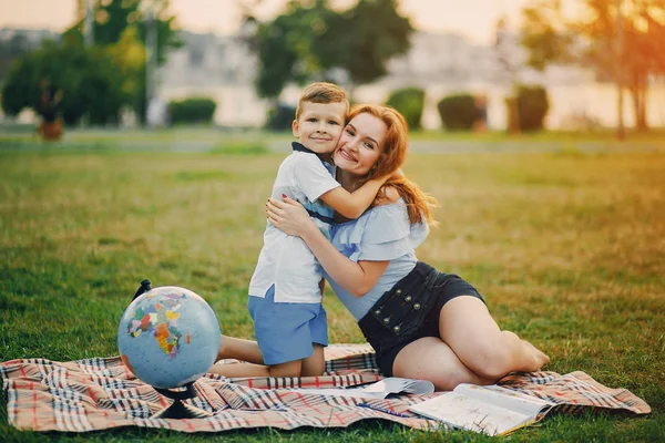 Mutter mit Sohn — Stockfoto