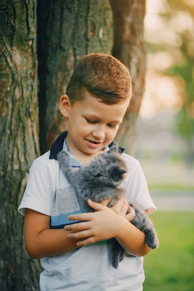 Jongen in een park — Stockfoto