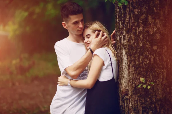 Casal em um parque — Fotografia de Stock