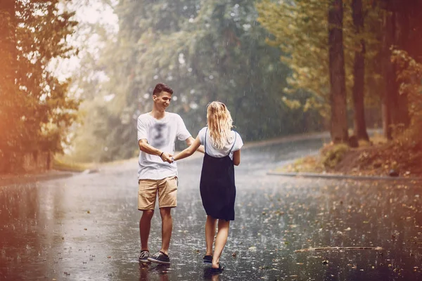 Pareja bajo la lluvia —  Fotos de Stock