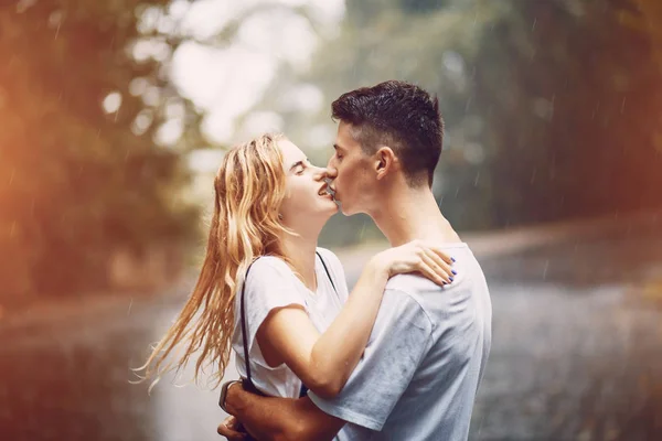 Couple in the rain — Stock Photo, Image