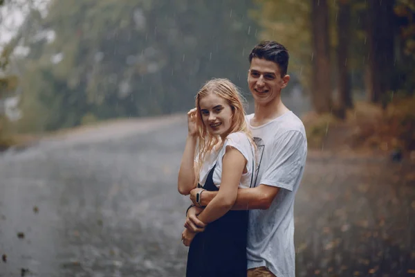 Couple sous la pluie — Photo