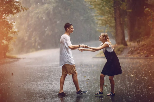 Couple in the rain — Stock Photo, Image
