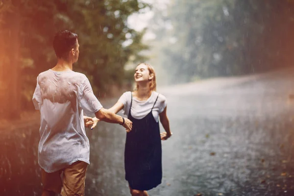 Casal na chuva — Fotografia de Stock