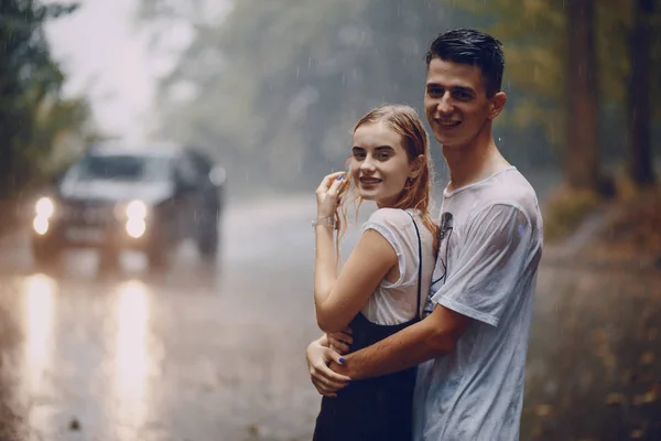 在雨中的情侣 — 图库照片