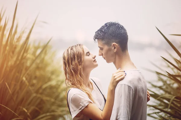 Casal na chuva — Fotografia de Stock