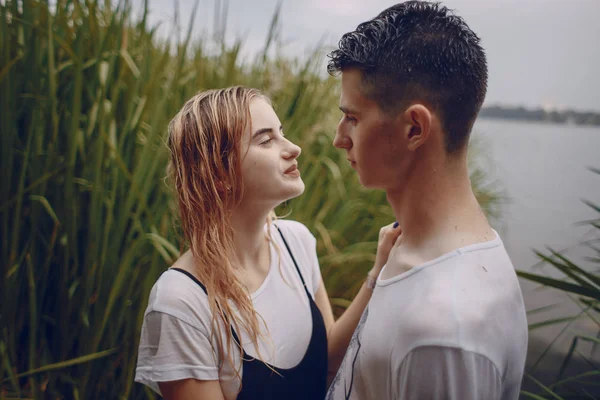 Couple in the rain — Stock Photo, Image