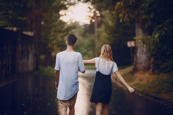 Pareja bajo la lluvia — Foto de Stock