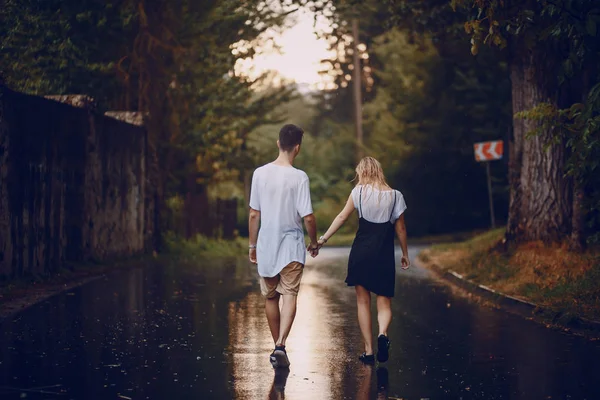 Couple sous la pluie — Photo