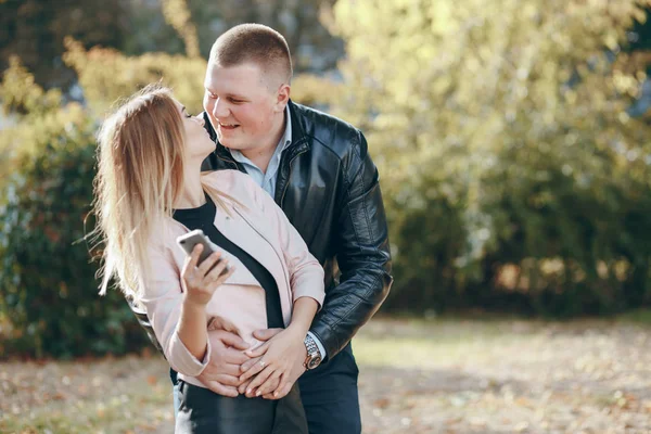 Couple in city — Stock Photo, Image