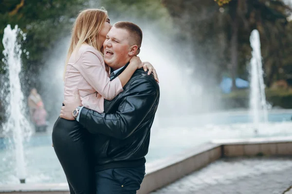 Pareja en la ciudad —  Fotos de Stock