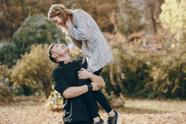 Casal feliz na cidade — Fotografia de Stock