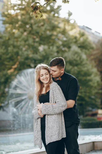 Casal na cidade — Fotografia de Stock