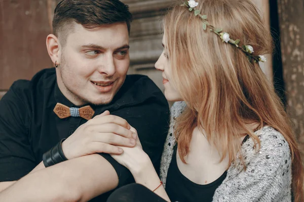 Glückliches Paar Das Auf Dem Boden Sitzt Und Miteinander Spricht — Stockfoto