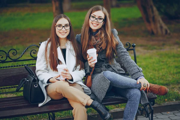 Zwei schöne Schwestern — Stockfoto