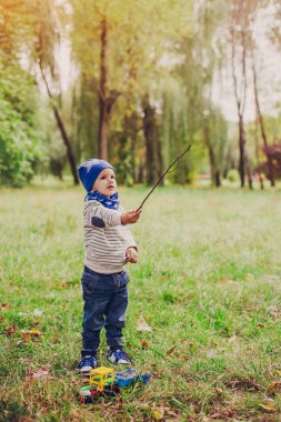 Parkta oynayan çocuk.