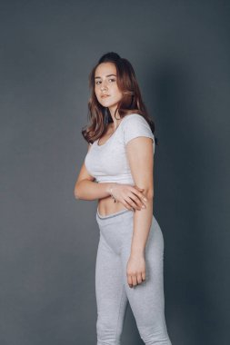 Kız stüdyoda poz veriyor.