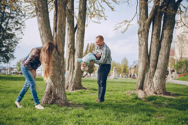 Famiglia in un parco — Foto Stock