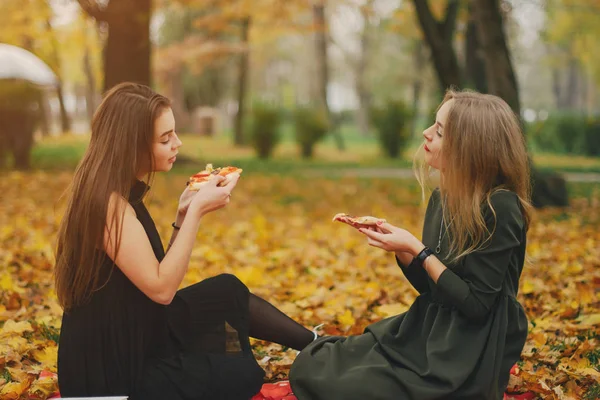 Chicas en un parque —  Fotos de Stock