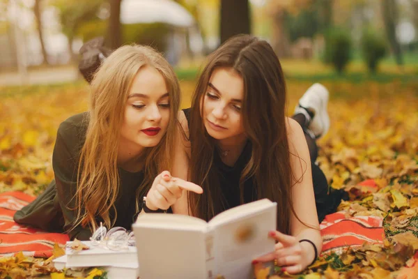 Chicas en un parque —  Fotos de Stock