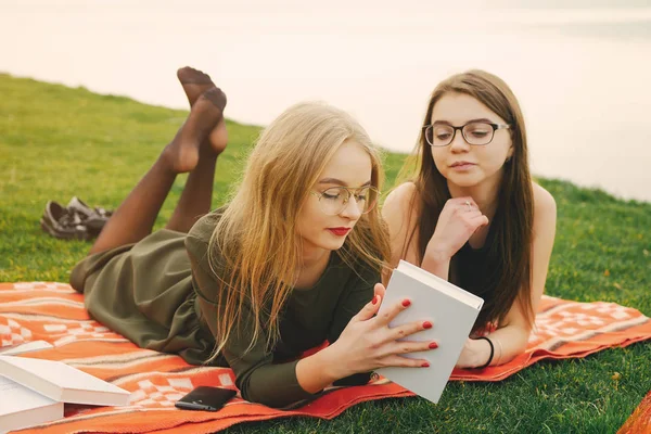 Chicas en un parque —  Fotos de Stock