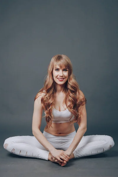 Chica doin yoga poses —  Fotos de Stock