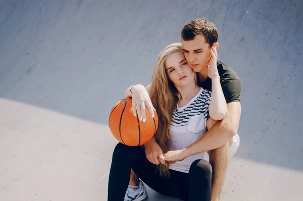 Paar bei gemeinsamen sportlichen Aktivitäten — Stockfoto