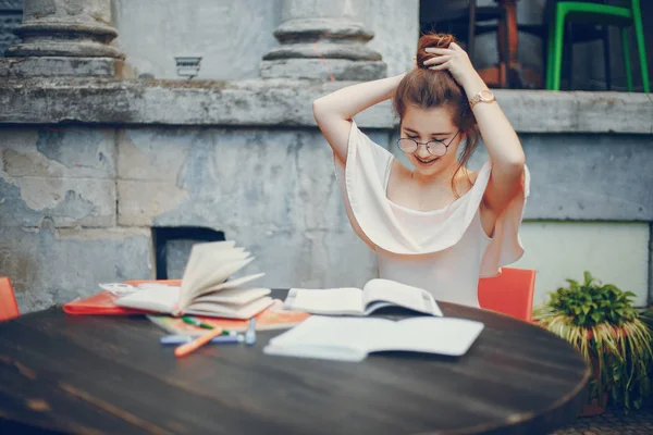 Kvinnlig student som studerar — Stockfoto