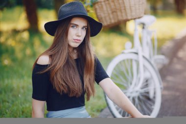 Kız bir bisiklet ile