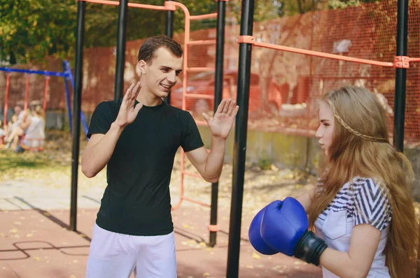 Paar sportieve activiteiten samen doen — Stockfoto