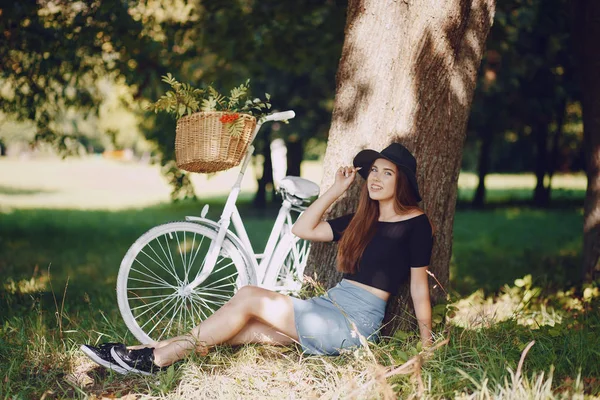 Dziewczyna z roweru — Zdjęcie stockowe