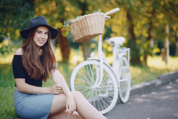 Menina com uma bicicleta — Fotografia de Stock