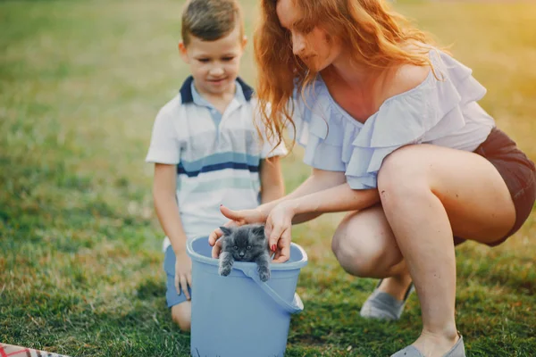 Belle Mère Rousse Avec Son Fils Jouant Dans Parc Été — Photo