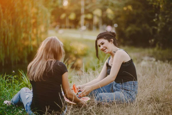 Flickor med vattenmelon — Stockfoto