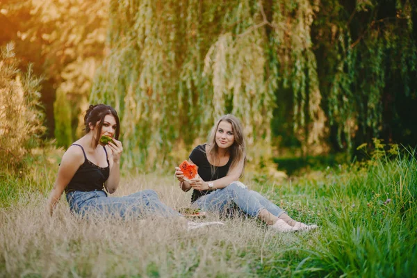 Ragazze con anguria — Foto Stock