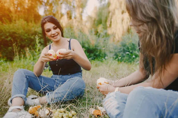 Ragazze con frutta — Foto Stock