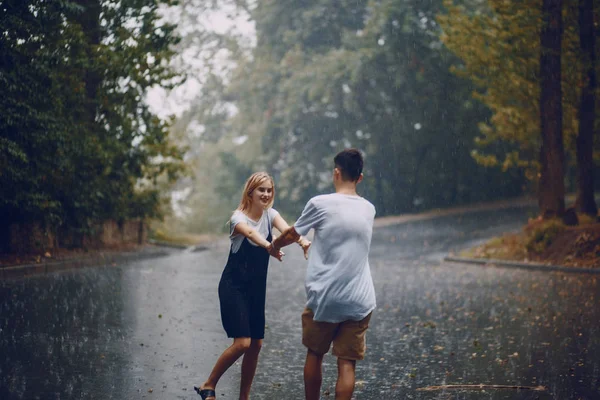 Pareja bajo la lluvia — Foto de Stock