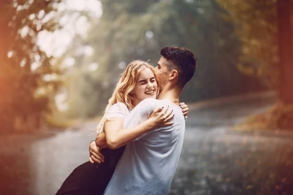 Casal na chuva — Fotografia de Stock