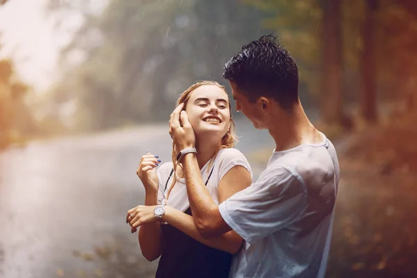 Casal na chuva — Fotografia de Stock