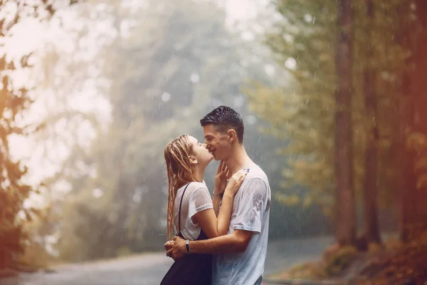 雨の中でカップル — ストック写真