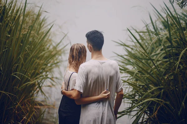 Couple in the rain — Stock Photo, Image