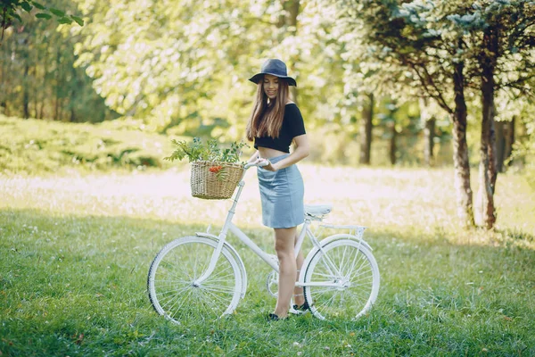 Chica con una bicicleta — Foto de Stock