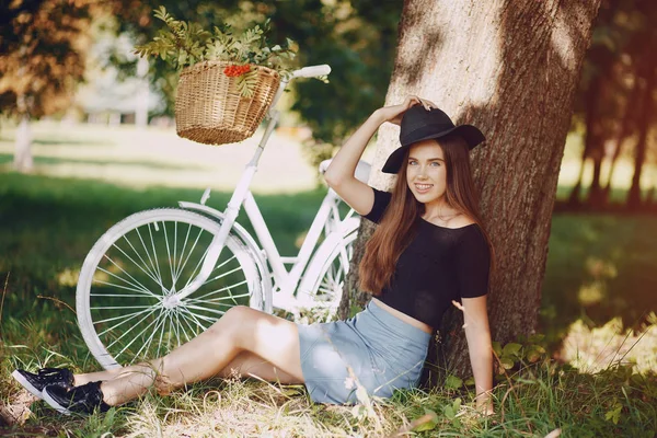 Chica con una bicicleta — Foto de Stock