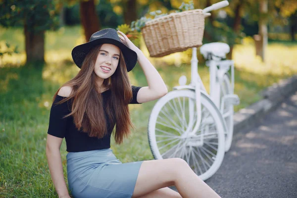 Chica con una bicicleta — Foto de Stock