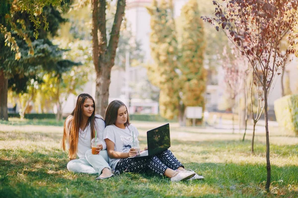 Las niñas con un ordenador portátil —  Fotos de Stock